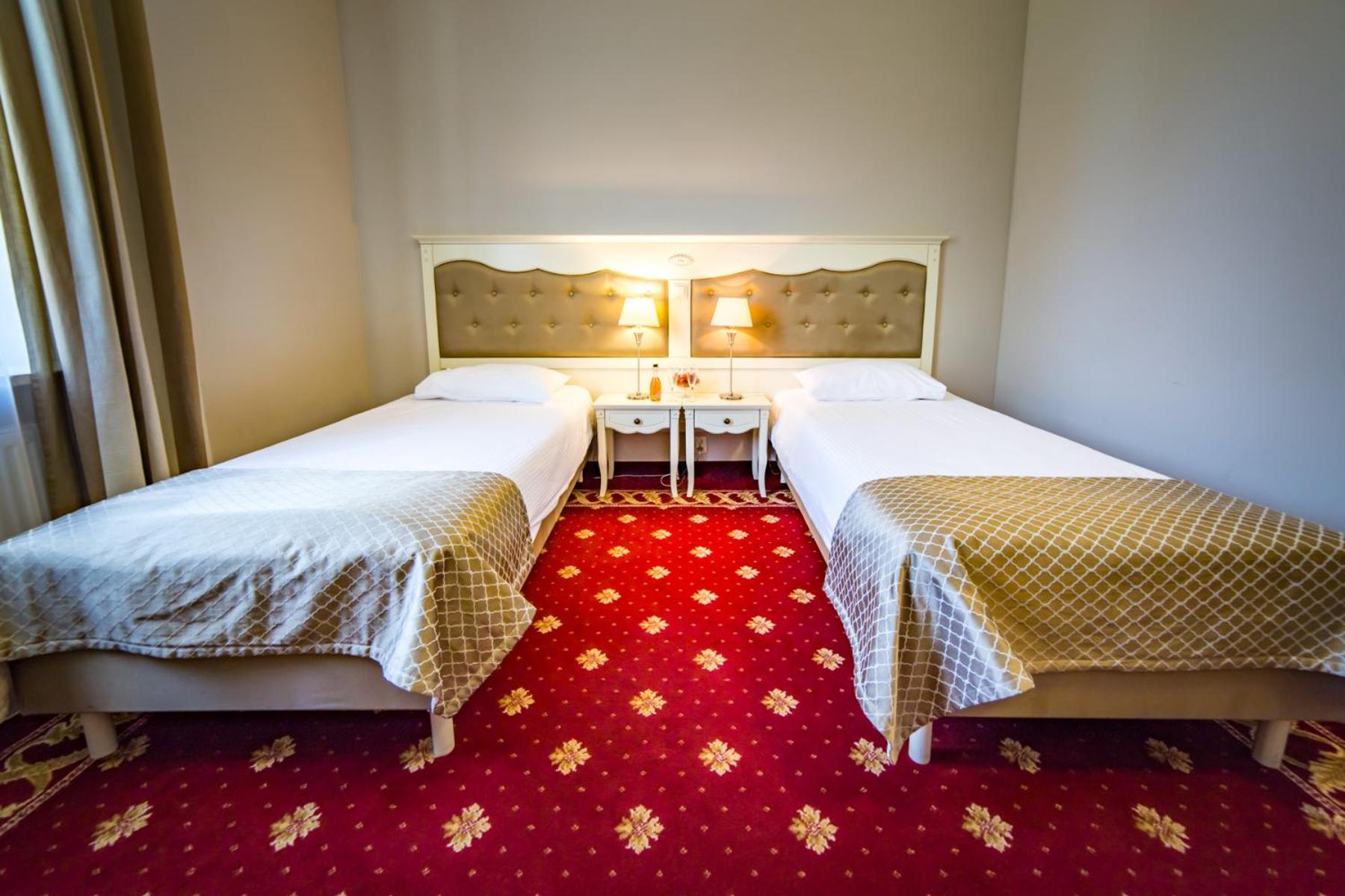 Hotel Sobienie Krolewskie Sobienie Szlacheckie Bagian luar foto