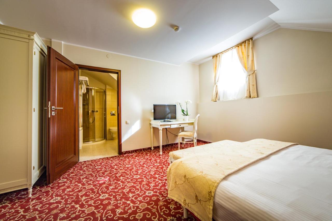 Hotel Sobienie Krolewskie Sobienie Szlacheckie Bagian luar foto