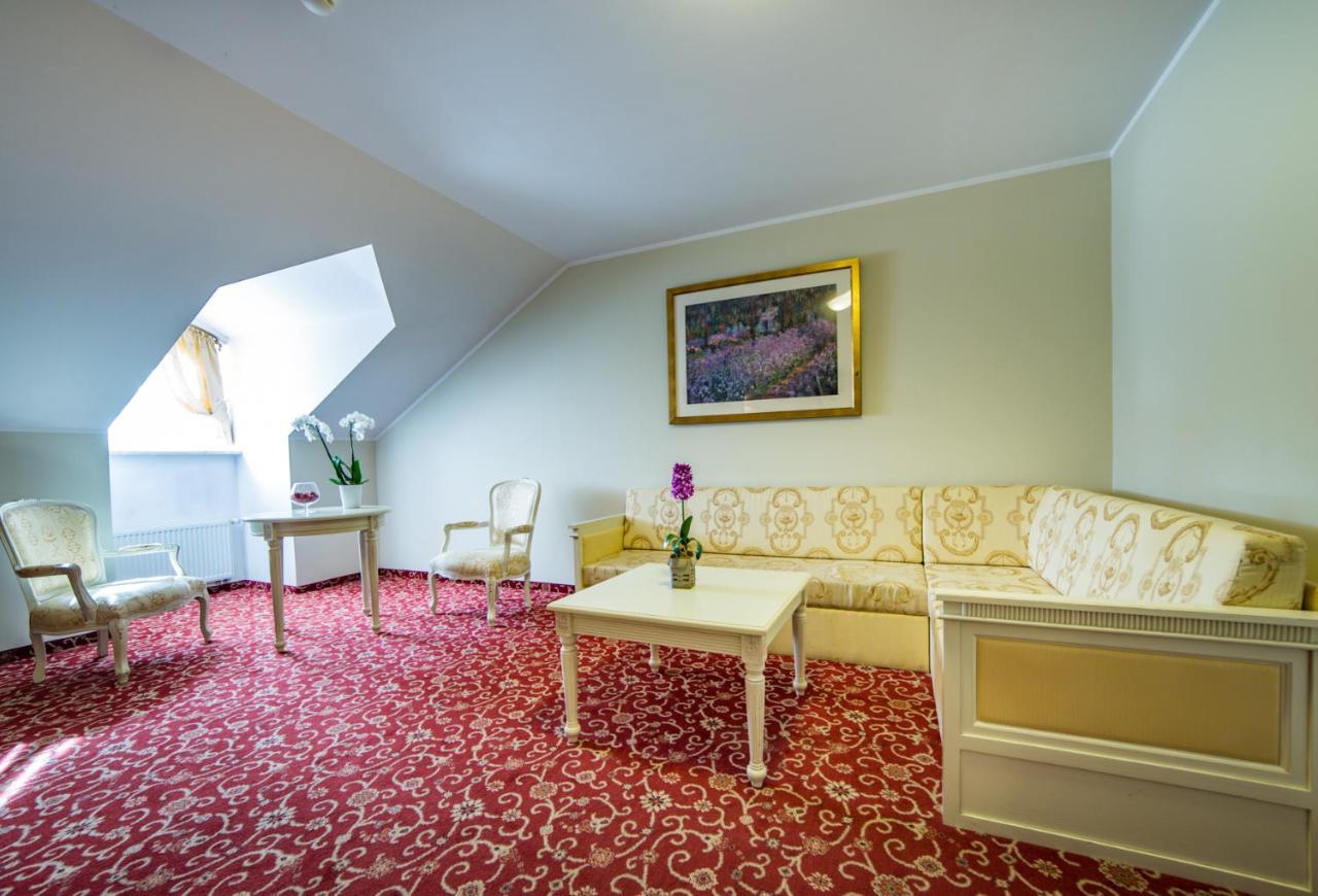 Hotel Sobienie Krolewskie Sobienie Szlacheckie Bagian luar foto